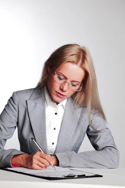 Mulher de negócios escrevendo em notebook — Fotografia de Stock