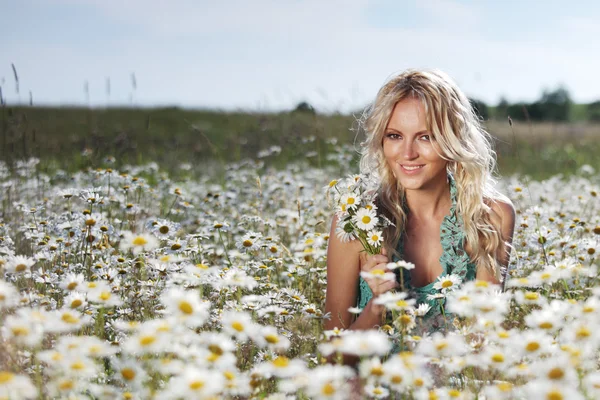 Girl on the daisy flowers field — Stock Photo, Image
