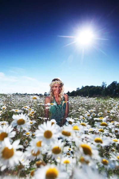 Dziewczyna w sukience na polu kwiaty stokrotka — Zdjęcie stockowe