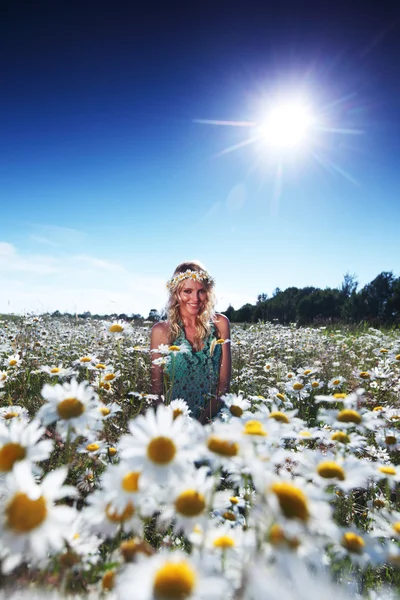 Tjej i klänning på fältet daisy blommor — Stockfoto