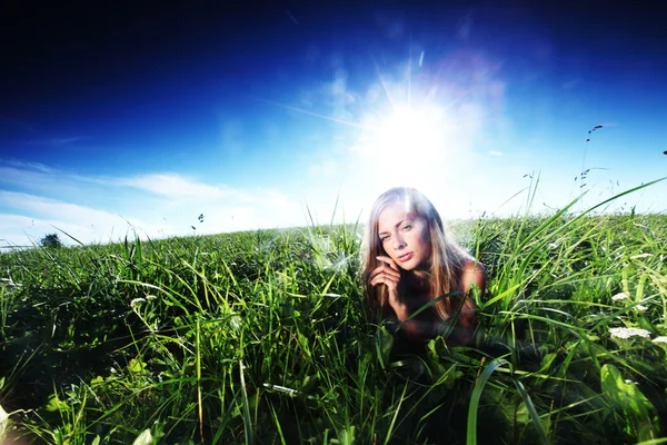 Donna su erba verde — Foto Stock