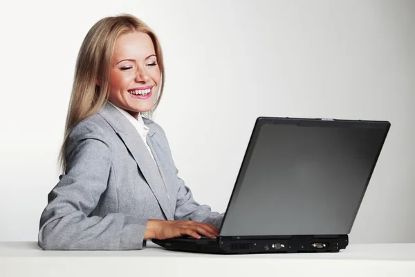 Donna d'affari che lavora su laptop — Foto Stock