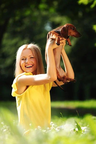 Kadın dachshund kollarında — Stok fotoğraf