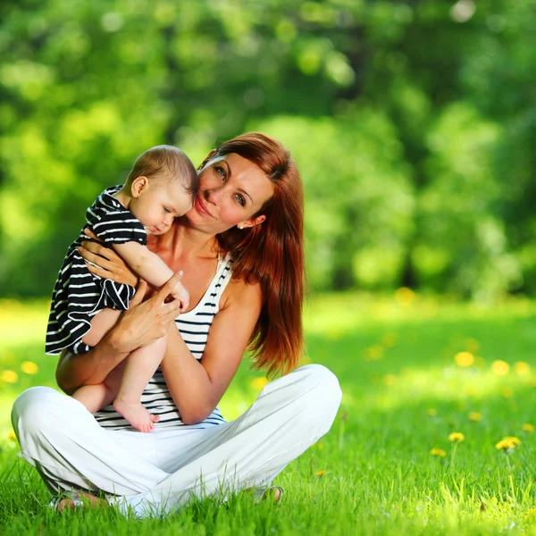 Matka a dcera na zelené trávě — Stock fotografie