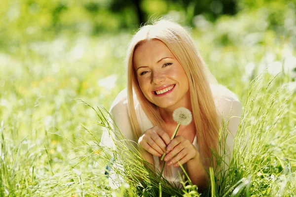 Flicka med maskros — Stockfoto