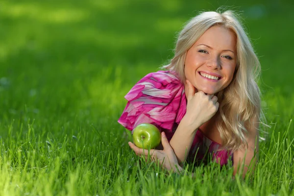 Blondine auf grünem Gras — Stockfoto