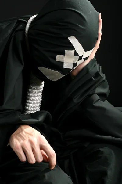 黑色 mime 与脖子上的绳索 — 图库照片