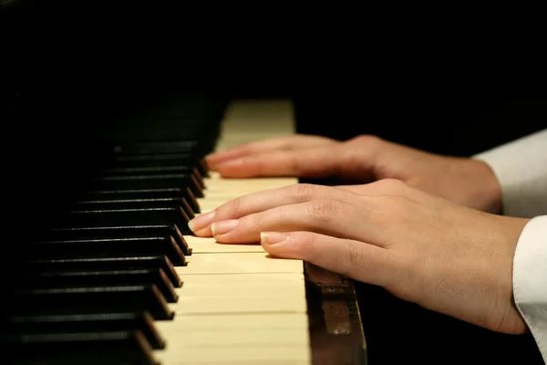 Игра на фортепиано — стоковое фото