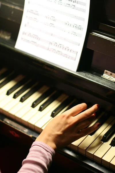 Грати на фортепіано — стокове фото