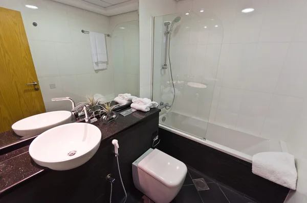 Интерьер современной квартиры - ванная комната — стоковое фото