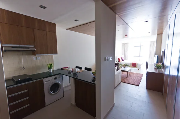 Interior do apartamento moderno - cozinha e salão — Fotografia de Stock