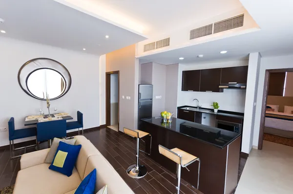 현대 아파트-주방 및 라운지의 내부 스톡 사진
