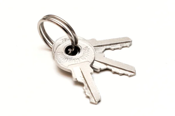 Banda kovových klíčů izolovaných na bílém pozadí — Stock fotografie