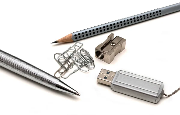 Bolígrafo, lápiz, clip de papel, sacapuntas y una tarjeta flash — Foto de Stock