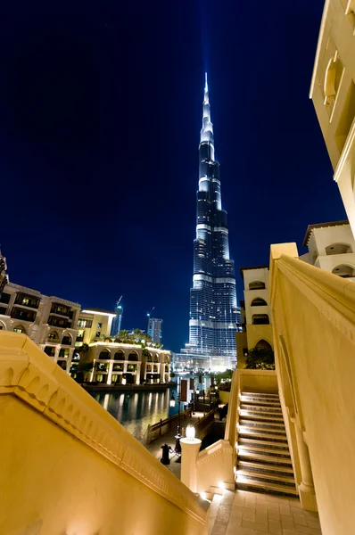 Uluslararası Dubai Kongre ve Sergi Sarayı, dubai, gece görünümü — Stok fotoğraf
