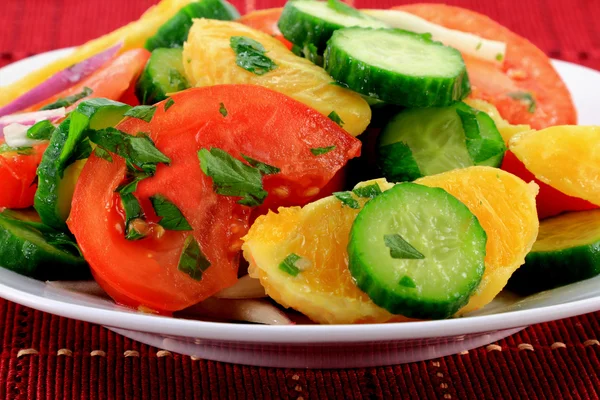 Vista ravvicinata dell'insalata mista di frutta e verdura . — Foto Stock