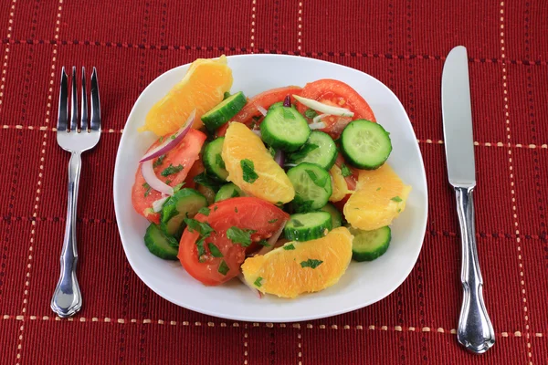 Servito in insalata di frutta e verdura . — Foto Stock