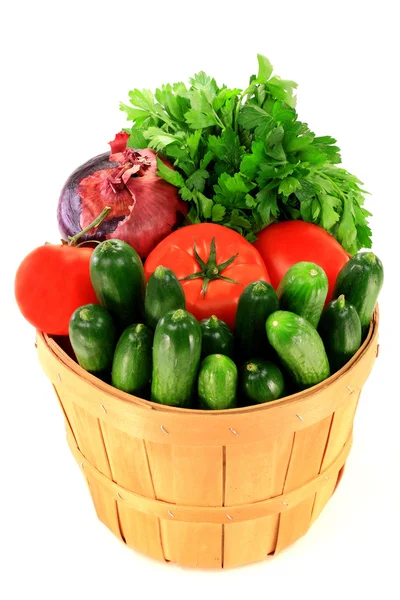 Frisches Gemüse und Gewürze im Eimerkorb. — Stockfoto