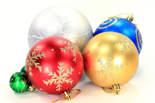 Verschillende kleuren decoratie kerstballen. — Stockfoto