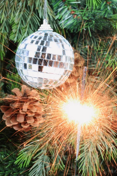 Рождественская елка, зеркальный шар и зажженный бенгальский огонь . — стоковое фото