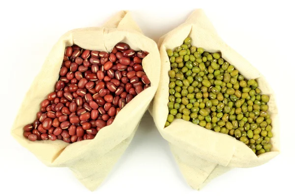 Organické azuki a mung fazole v fabric tašky. — Stock fotografie