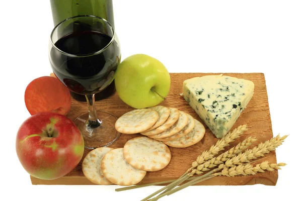 Blauschimmelkäse, Wein und Snacks. — Stockfoto
