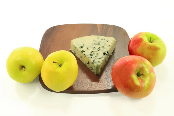 Queso Azul servido con Tarta de Manzanas . —  Fotos de Stock