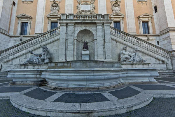Statyer på en piazza — Stockfoto