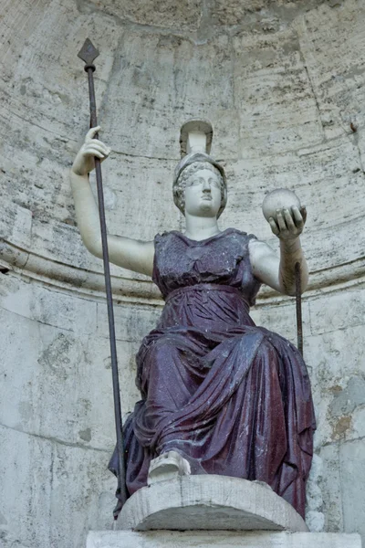 Statyer på en piazza — Stockfoto