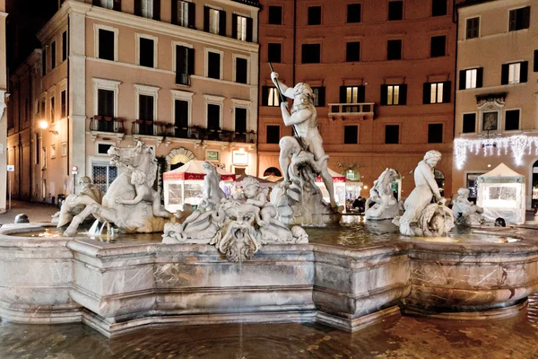 Фонтан зі скульптурами прадавнього римлянина — стокове фото