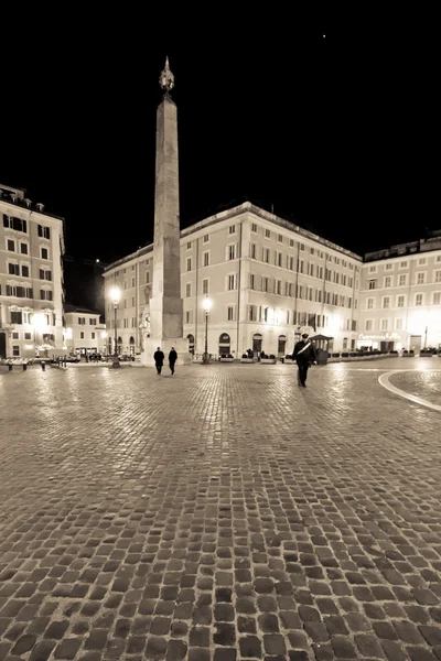 Arnavut kaldırımlı piazza — Stok fotoğraf