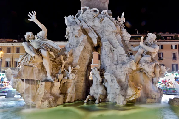 고 대 로마 조각상과 분수 — 스톡 사진