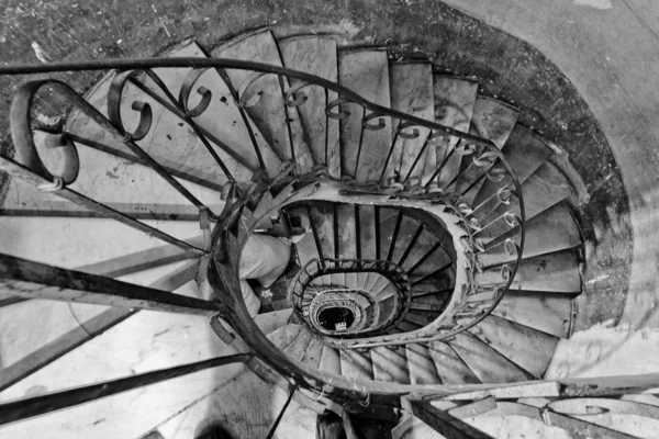 旧螺旋楼梯 — 图库照片