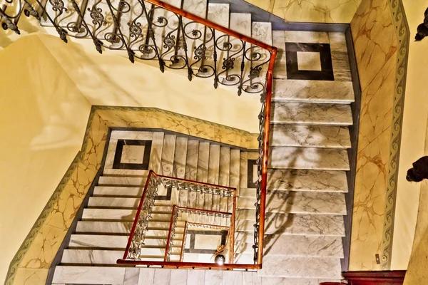 Velhas escadas em espiral — Fotografia de Stock