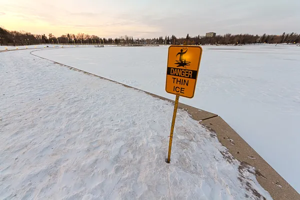Опасность, тонкий лед — стоковое фото