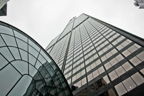 Willis tower bereiken voor de hemel — Stockfoto