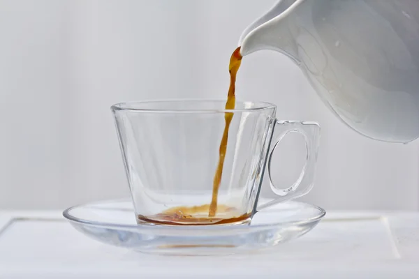 Wylewanie niewielką ilość kawy — Zdjęcie stockowe