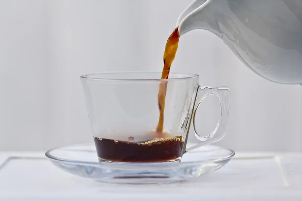 Verter el café en un cuarto de taza llena — Foto de Stock