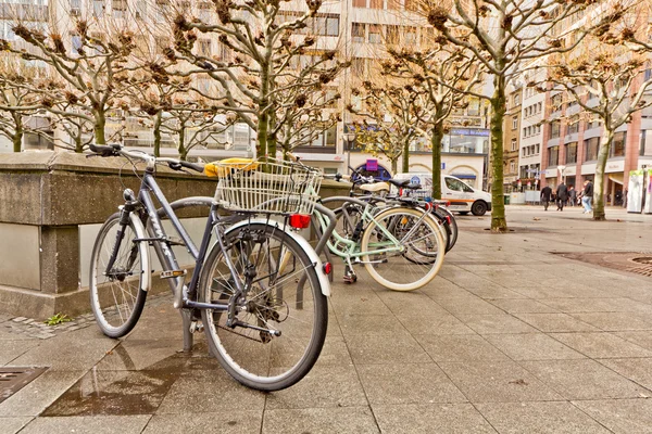 Cyklar på ett rack — Stockfoto