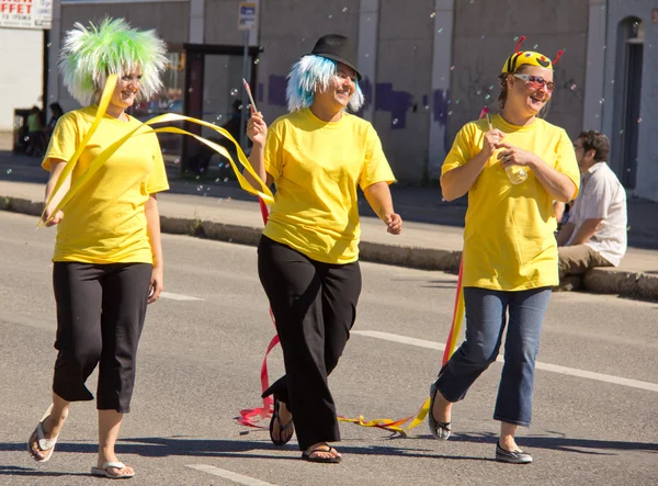 Drie jonge vrouwen in de stad van de koningin ex parade — Stockfoto