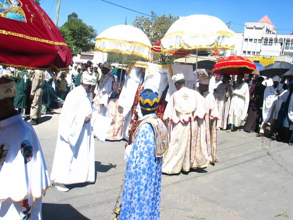 祭司 timket 庆祝活动举行期间携带 tabot — 图库照片
