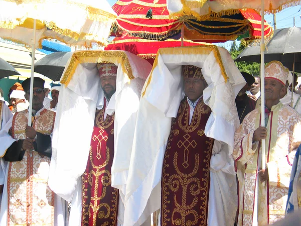 Sacerdotes llevando el Tabot durante las celebraciones del Timket — Foto de Stock