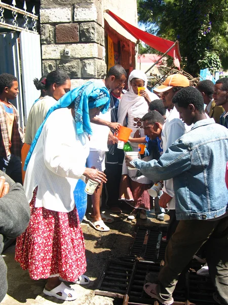Distribuindo água a uma multidão sedenta — Fotografia de Stock