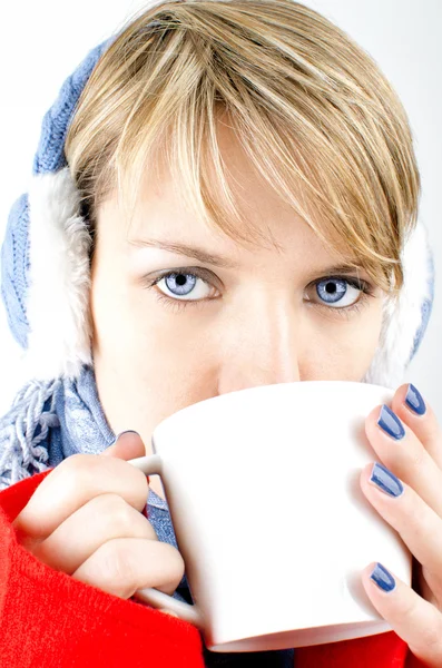 mavi gözlü kız kahve içecekler.