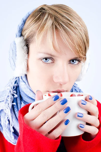 Girl holds cup of hot chocolate. Image has clipping path. — Stock Photo, Image