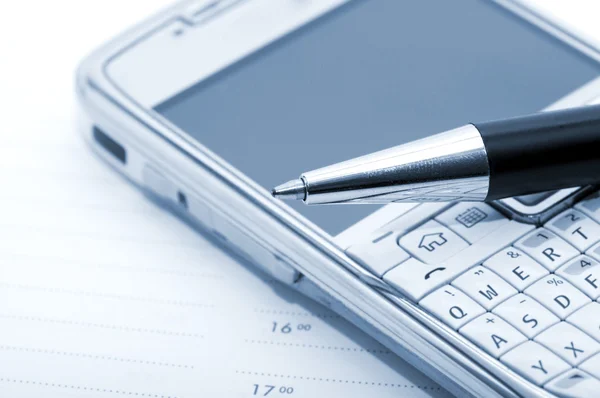 Penna, mobiltelefon och planerare — Stockfoto