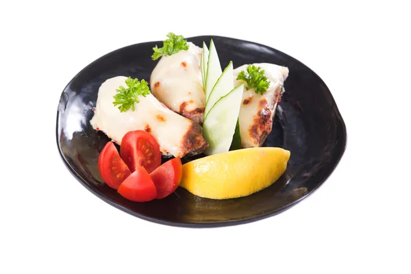 stock image Chicken pieces with slices of tomato, cucumber and lemon