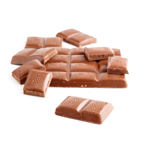 Barra di cioccolato rotta su sfondo bianco — Foto Stock