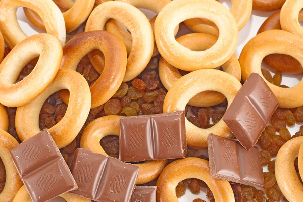 Droge bagel, rozijnen, chocolade geïsoleerd — Stockfoto