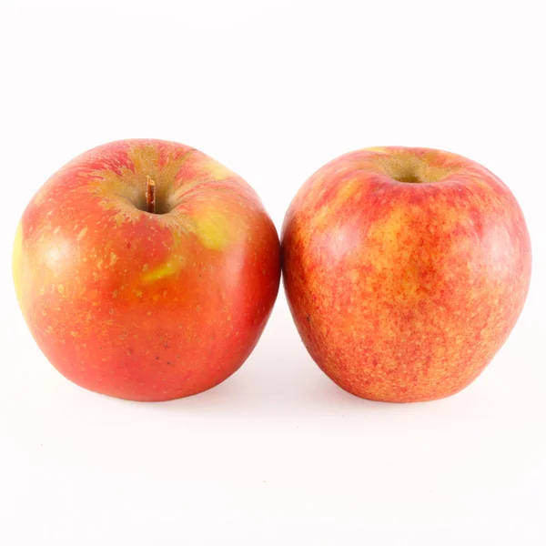 Manzanas rojas maduras aisladas sobre fondo blanco —  Fotos de Stock